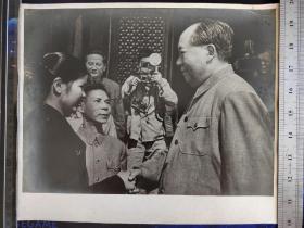 毛主席在天安门城楼上会见外国友人老照片，厚纸麻面泛银