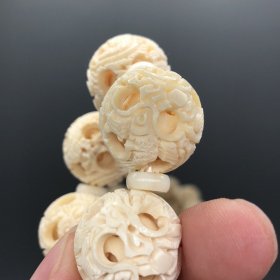 极品国粹【鬼工球手串】20mm
大师国工玲珑球，雕工精致 工艺流畅  玲珑球又称鬼工球，寓意八方来财，时运亨通。4层均可转动！规格：20mm克重：36g，全新厂货，支持权威质检！