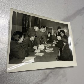 1974年新华社照片：清华大学党委举办的干部和工人学习班的学员在研究批林批孔的稿件（编号 YG 3层ZP 16)