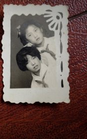 50年代老照片之八，两名女少先队员红领巾合影照一张，