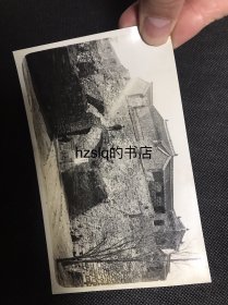 【照片珍藏】民国威海卫南门门楼及周边景象，右侧建筑为观音庙，拱门上站一男子，门上有一“點亞細亞油”广告。威海卫南门又名德胜门，其所在位置在今统一路与世昌大道交界处一带。老照片内容少见，甚为难得