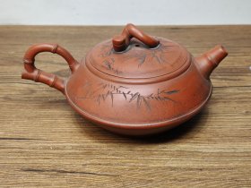 老珍藏，《汪寅仙》刻字底款，刻绘老紫砂壶一把，包浆自然，保存完整，收藏的佳品。