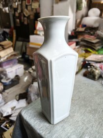 解放初青釉四方倭角赏瓶，高25厘米，釉水漂亮，完好