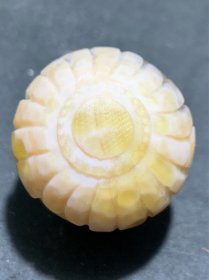 精美亚光糖心料战国红玛瑙手工俏色巧雕太阳花圆珠一个，