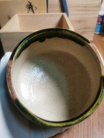 【特价精品】古织部烧抹茶碗，日本购回，松本铁山大师手造，器型精美，口沿略椭圆形，长12厘米，宽11.2厘米，高8.2厘米，有陶历和带图章的贡布，日本拍卖14200日元，折合人民币约800元，有原装木盒子，仅此一只，便宜出不讲价不退换。