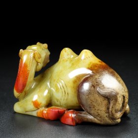 和田玉旧藏回流 精品骆驼 玉质刚性细腻油润 包浆醇厚 沁色自然 雕工精湛 品相完美 细节如图 尺寸9×5.3×4.3厘米 重308.4克