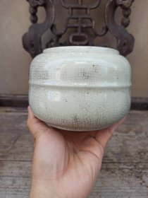 清代哥釉鱼篓形围棋罐 造型别致,开片自然,瓷胎细腻,釉面肥厚,器型规整,胎质精良,胎釉俱佳,图八内里有开片加深线。