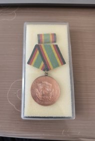 东德人民军铜级服役奖章，原盒带略，包邮