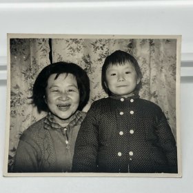 中国第一代钢琴家、曾任中央乐团首席钢琴巫漪丽（1931-2019）旧藏，1972年元旦于上海，同外甥女（妹妹巫漪云妹夫孙骊之女）合影照片一件（巫漪丽旧藏，背面有其题字）