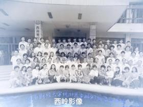 【老底片】西南财经大学统计系本科83级毕业合影 1987.06.16 — 备注：时任系主任刘修瑜、副主任杨作廪。 底片很少见，相对照片来说底片更具有收藏价值，拥有了底片不仅拥有物权，更拥有了出版、著作等再制作权益～