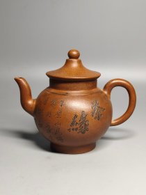 老珍藏，《吴雲根製》底款，刻绘老紫砂壶一把，包浆自然，保存完整，收藏的佳品。