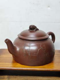 老珍藏，顾景舟和范曾合作底款，精品刻绘老紫砂壶一把，包浆自然，保存完整，收藏的佳品。