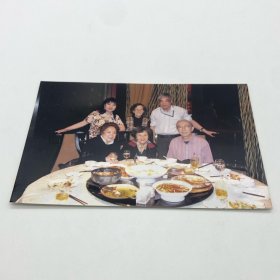 中国第一代钢琴家、曾任中央乐团首席钢琴巫漪丽（1931-2019）旧藏，2008年同家人聚会合影照片一枚