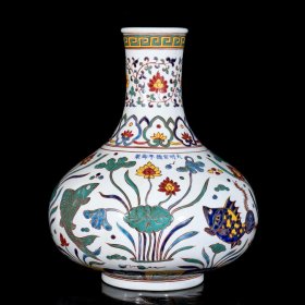 明宣德五彩连年有余纹天球瓶;41x34厘米