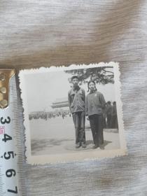 时期北京兄妹戴像章合影照片一张，Z205