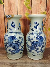 清代豆青釉青花麒麟大瓶一对150件
清中晚期出品，不错的标本摆件，全品一对要小万左右，豆青釉青花麒麟题材，画片一流，画的非常细致漂亮，一只口修一只身子粘，当摆设不错，老气雅致，详情见图。