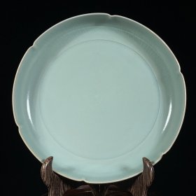 宋汝窑天青釉刻诗文葵口笔洗，高4厘米，直径18.5厘米