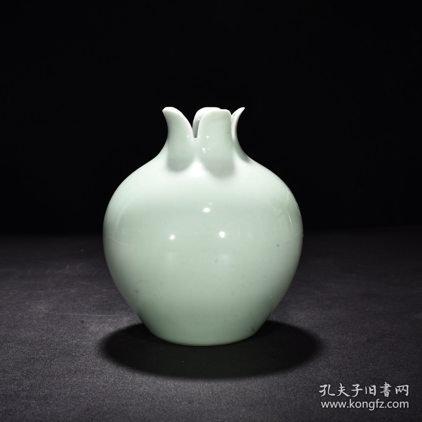 点击查看原图 旧藏 清乾隆豆青釉石榴尊 高17厘米 宽12.5厘米