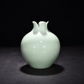 旧藏 清乾隆豆青釉石榴尊 高17厘米 宽12.5厘米