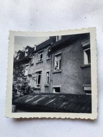 窗台的德军士兵照片 背面有文字 二战老照片 德国照片 二战德军照片 照片长6厘米，宽6厘米