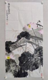 保真书画，赵东军四尺整纸国画《瑶池生碧花》一幅，尺寸：137×68cm現爲國家一級美術師，中國美術家協會會員、中國當代書畫研究會名譽會長，河南省花鳥畫研究會副會長、河南省書畫院特聘畫家、洛陽書畫院副院長、洛陽市花鳥畫藝委會顾问、享受政府特殊津貼優秀專家。