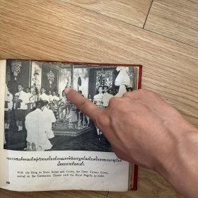 泰国国王普密蓬图片集 含 皇家婚礼、皇家蜜月、加冕典礼、参加拉玛八世火葬仪式（普密蓬的哥哥） 图文并茂 海量图片 泰英双语 本书是1950年刚开始担任国王第一年的时候出版的 非常罕见 精装