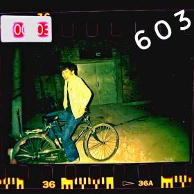 【老底片】八十年代北京胡同耍宝603，135彩色负片底片一张