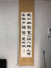 书319精品隶书书法立轴，纸本绫裱，树脂轴头，原装原裱，画芯尺寸33×135厘米，品相如图老旧黄斑，款印如图自鉴【江雪】装裱精良，书法工整功力深厚，值得收藏！