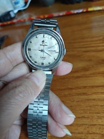 钟山手表1959年，南京手表厂正式成立，1974年左右生产出了定型的九钻钟山表，这标志着钟山手表的生产进入了成熟阶段。