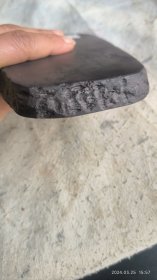 创汇时朝朝天岩大六寸敲边端砚，下发迅速而细腻。普通老书道墨条，也能研出紫蓝光。有一处石缺，见尾图。