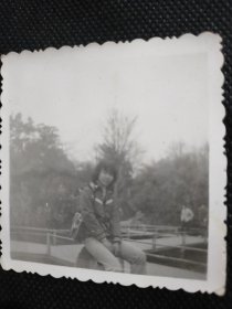 1980年代《老照片》景区里的时尚女子