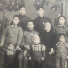 老照片【祖孙三代家庭合影】1957年元旦