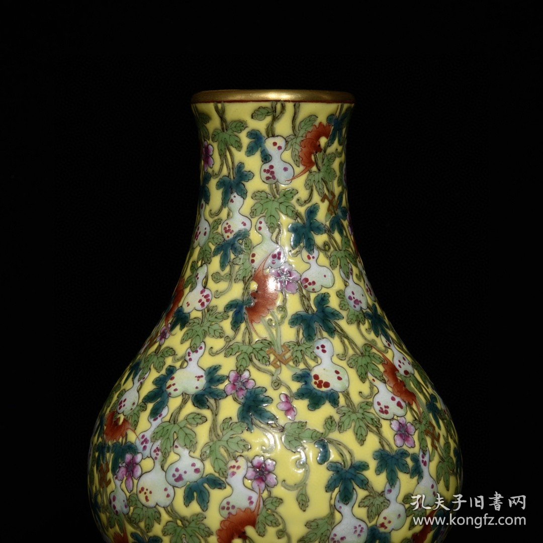 清乾隆黄地粉彩多子多福绶带葫芦瓶一对，高23厘米直径15厘米