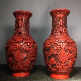 剔红漆器花瓶一对，高24.5厘米，宽13厘米，重1350克