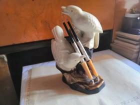 老的瓷笔筒～一对小鸟造型，品相如图，有一处小毛病（图8）图片拍的清楚，胎带的，其它完好，高24厘米左右