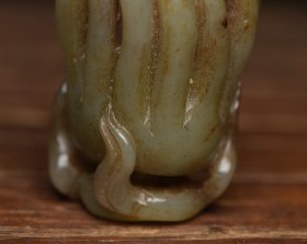 和田玉佛手 规格: 5.3×3.7×3.2厘米，重 63克。 玉质温润细腻，沁色自然，刀功老道，皮壳包浆一流，雕刻生动，线条流畅，品相完美！