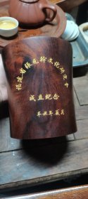 小叶紫檀束腰笔筒一个！器型漂亮，金星密布，油性好，质地坚硬，秒沉水。口径14.3厘米，底径13厘米，高16厘米。完整！