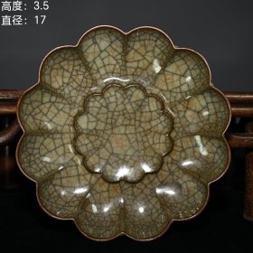 宋代哥窑开片金丝铁线莲花盘子 高度：3.5cm 直径：17cm