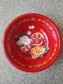 八十年代:“红玫瑰牌”喜字牡丹花卉鸳鸯盆。（没有使用过，包浆极其靓丽精美）。口径36.5厘米，高11..5厘米。