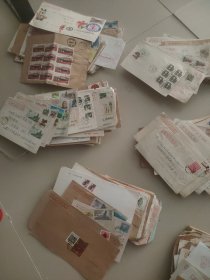 实寄封760枚左右（有个别实寄明信片），编年票居多。计有：生肖票、编年票、特殊面值票、普票、邮资已付戳、机戳、外国票、回音卡、大戳、欠资片、JT票、改退封、美术封、邮政快件、民族戳，很多封上都有多枚票。