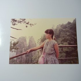 老照片-90年代美女在张家界景区黄狮寨留影（1）