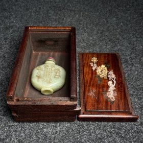 花梨木镶嵌螺钿机关收藏盒内珍藏和田玉雕刻鼻烟壶 鼻烟壶尺寸：长宽高5.3/1.9/6.6厘米 机关盒尺寸：长宽高13.8/8.2/5.8厘米