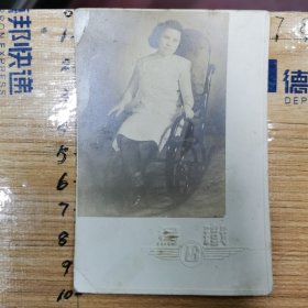 老照片：坐皮背摇椅的女青年（汉口市第一女中名叫“桂芬”的学生）尺寸：6.5×9.5cm、铁鸟照相馆