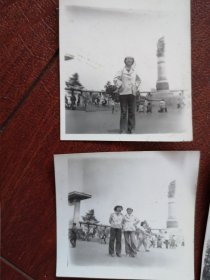 60~90年代老照片，吉林江北一女子从婴儿至中年系列之十二(青年)，哈尔滨防洪纪念塔合影照二张，