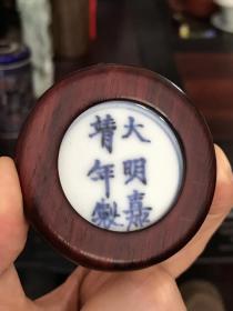 纯手工红木镶嵌双面老瓷片吊坠挂件，一面为底款＂大明嘉靖年制＂，一面为花卉水草图，青花发色漂亮，双面构图饱满。
直径5.4厘米 厚1.2厘米
老瓷片釉面温润如玉，青花细腻温润，
有老物件的宝光和质感，吊链系红木点坠玛珠而成。
极品双面瓷片吊坠挂牌一枚，得此完整实属不易，取材十分挑剔，要在几十块甚至几百片瓷片中选取画面最美的那部分 打磨 镶嵌达到取材独特 且小众，看一眼就能感受到佩戴者高雅知性的气质。