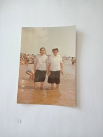 彩色照片【2女站在海滩水里】