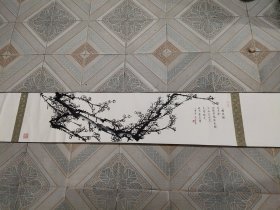 著名画家张金彦水墨白梅图横幅一幅，完整。张金彦，女，1969年出生，现为:中国美术家协会会员，青海省美术家协会理事，九州画院院长，九州艺术中心主任，暮享国际大学国画教授，中国冰雪画派四大巨匠之一，中国冰雪画派花鸟类第一人，填补了冰雪花鸟得空缺。入选“三堂艺术家”