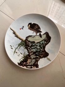落款陶瓷美术设计师黄昌校的手绘瓷盘一个，直径26厘米，完整的，卖1千元。