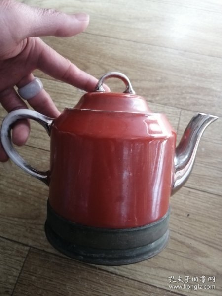 红釉壶