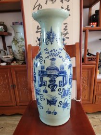 清中期：豆青釉青花加白平升三级300件大瓶。画工精美，青花发色靓丽。高59.7厘米，直径23厘米。口沿内釉表面有一个1厘米长，很浅的缩釉（出窑前形成的）。保真。顺丰包邮，保价。 清嘉道时期的300件青花加白大瓶，保留到今天，如此品相，非常难得。